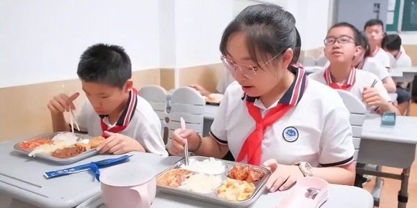 乐鱼体育登陆入口-北京下死命令了：在2027年底前，所有中小学必须告别“校外配餐”