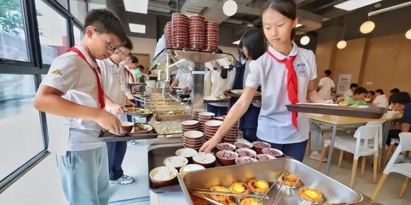 乐鱼体育登陆入口-北京下死命令了：在2027年底前，所有中小学必须告别“校外配餐”
